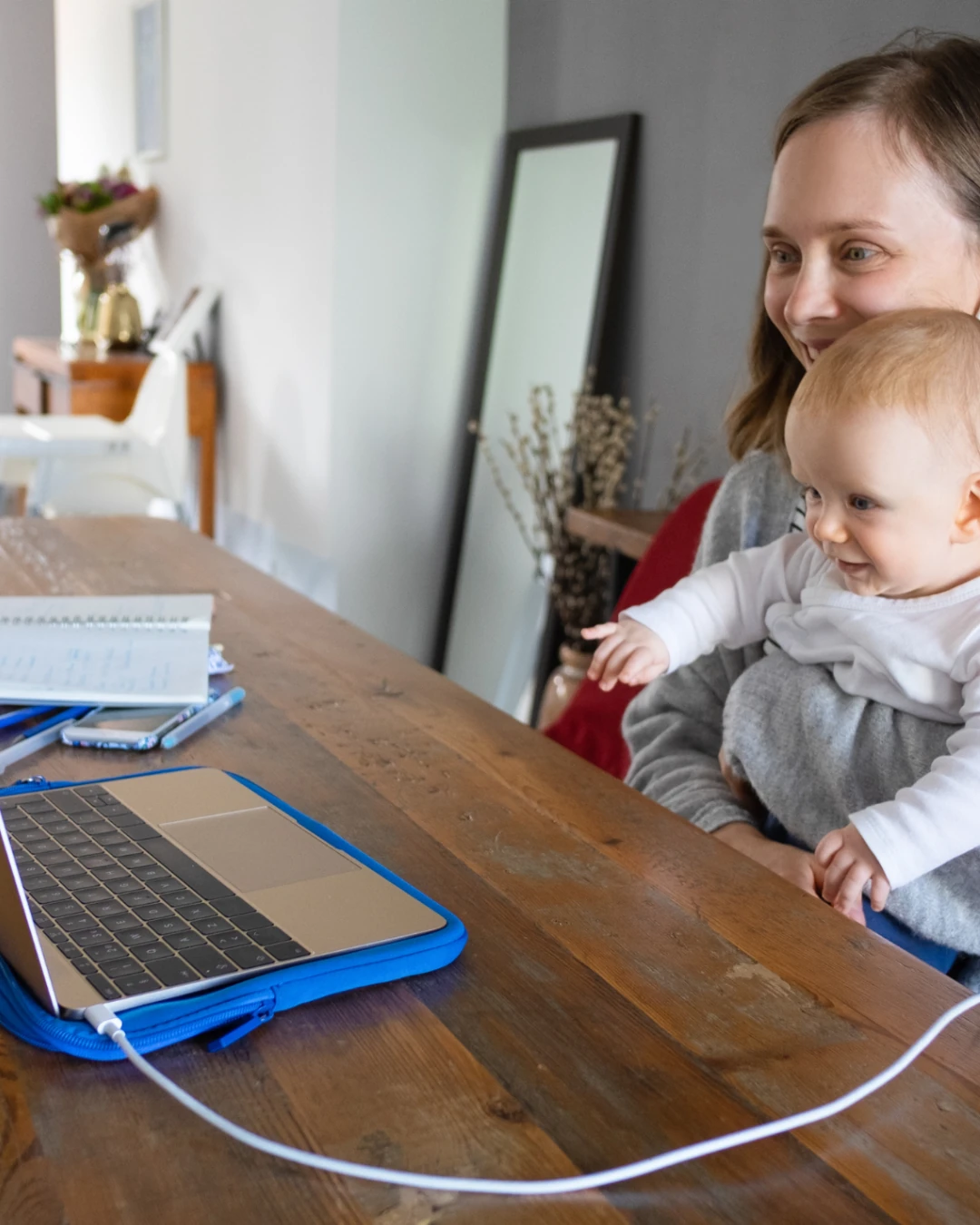 Mamá tomando un curso online junto a su bebé